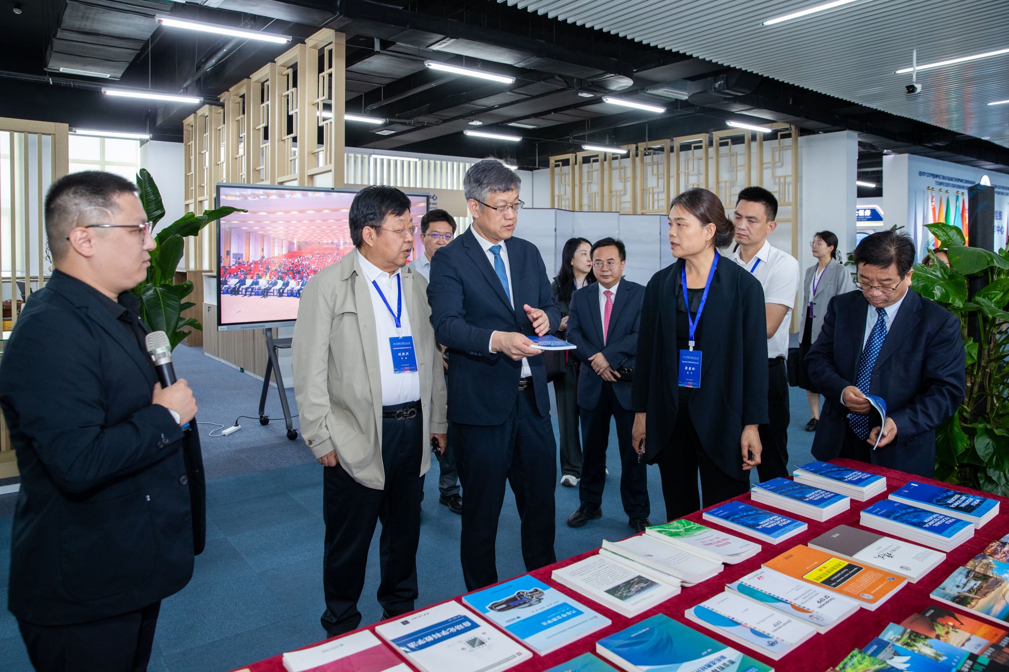 安徽科技工程大学原副校长郭亮教授担任